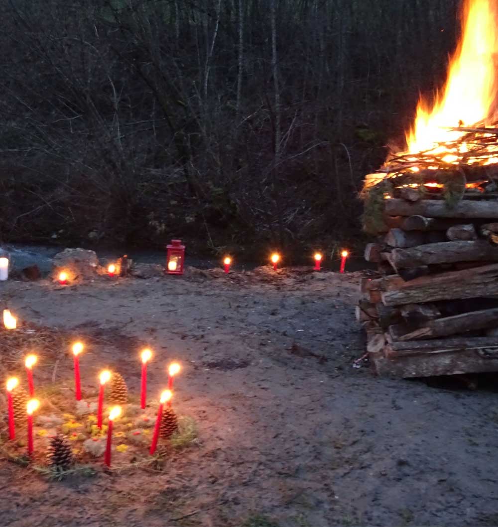 Schwitzhütten Zeremonie in der Natur mit Feuer und Kerzen.